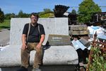 Peter Rieger auf seinem "Granitsessel", ursprünglich ein Widerlager einer Eisenbahnbrücke.