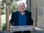 Winfried Kretschmann freut sich über die von Heinz Blaschke gefertigte Schriftplatte. (Foto: Staatsministerium Baden-Württemberg)