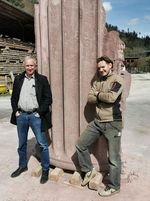 Die Steinmetzen Christoph und Wolf-Stefan Reiser (l.) vor ihrer neu geschaffenen Skulptur.