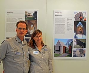 Christoph und Britta Schwartzenberg neben einer Tafel, die die Wegkapelle in Willich darstellt.