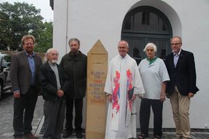 Kurt, Willi und Fred Grimm (v.l.) gehören zur Bildhauerfamilie Grimm, den Schöpfern der sechs Stelen auf dem Augustinusweg; mit im Bild die Stele von Kurt Grimm, Pfarrer Bernhard Stühler links neben Priorin Hedwig Mayer und Walther Herberth.