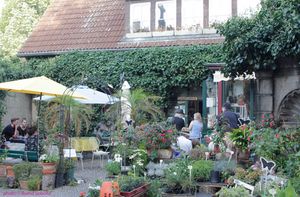 Vor zehn Jahren fiel dem Schauspieler und Schwulenaktivist Bernd Boßmann das leer stehende Verwaltungshaus am Eingang des Friedhofs auf. Er eröffnete dort 2006 ein Café. "Finovo" war Deutschlands erstes Friedhofscafé. (Foto: Bernd Sobolla)