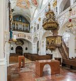 Ein Podest (Bodenfläche), ein Zelebrationsaltar und ein Ambo aus ADNETER MARMOR definieren die Grundfläche der neuen liturgischen Mitte. (Foto: Willy Hafner)