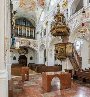 Ein Podest (Bodenfläche), ein Zelebrationsaltar und ein Ambo aus ADNETER MARMOR definieren die Grundfläche der neuen liturgischen Mitte. (Foto: Willy Hafner)