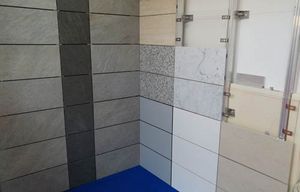 Platten aus Materialien wie Granit-, Marmor-, Keramik, Dekton etc., befestigt mit dem Verankerungssystem Keep-nut von Specialinsert