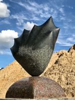 Skulptur Cosmic Messenger von Steinbildhauer Jo Kley