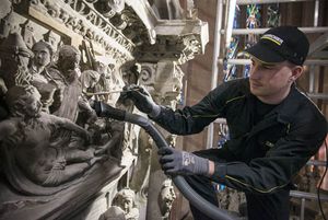 Schonende Reinigung des Wandepitaphs der Hospitalkirche in Stuttgart