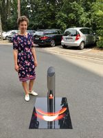 Steffi Schöne mit der Standard-Variante, bestehend aus einer Liegeplatte und Säule mit Säulenabschluss aus Stein für Informationen (Foto: Bärbel Holländer)