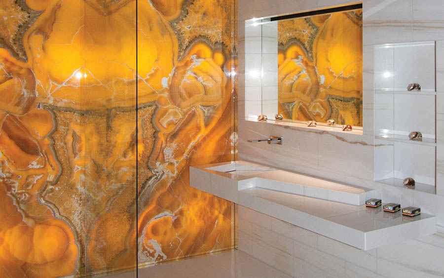 In diesem Bad ist hinterleuchteter Onyx ausdrucksstark mit dem Marmor BIANCO LASA kombiniert.